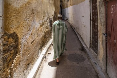 FEZ, Fas - 5 Mayıs 2019: Fez sakinleri şehirlerinin sokaklarında. Fas, Afrika