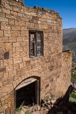 Gamsutl hayalet köyü, Dağıstan Cumhuriyeti 'ndeki en eski yerleşim yeridir. Peru 'daki Machu Picchu şehrine benzeyen alışılmadık mimarisi için benzersizdir. Şu anda terk edilmiş durumda.