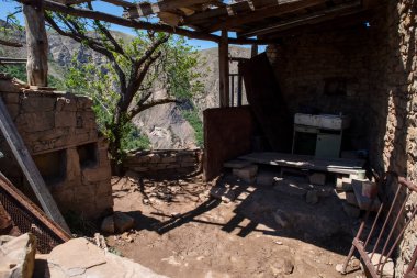 Gamsutl hayalet köyü, Dağıstan Cumhuriyeti 'ndeki en eski yerleşim yeridir. Peru 'daki Machu Picchu şehrine benzeyen alışılmadık mimarisi için benzersizdir. Şu anda terk edilmiş durumda.