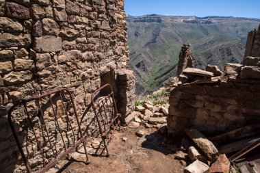 Gamsutl hayalet köyü, Dağıstan Cumhuriyeti 'ndeki en eski yerleşim yeridir. Peru 'daki Machu Picchu şehrine benzeyen alışılmadık mimarisi için benzersizdir. Şu anda terk edilmiş durumda.