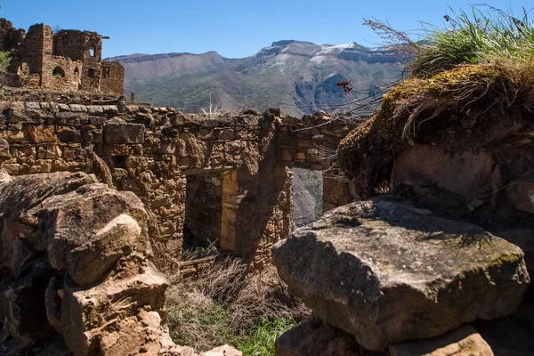 Gamsutl hayalet köyü, Dağıstan Cumhuriyeti 'ndeki en eski yerleşim yeridir. Peru 'daki Machu Picchu şehrine benzeyen alışılmadık mimarisi için benzersizdir. Şu anda terk edilmiş durumda.