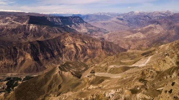 Sulak Kanyonu Avrupa 'nın en derin kanyonudur. Derinlik 1920 metre, uzunluk 53 kilometre. Sulak Nehri vadisinde yer alıyor. Dağıstan, Rusya