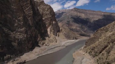 İki nehrin birleşimi. Avar Koisuriver ve Andean Koisu nehirlerinin birleştiği yer ve Sulak nehrinin oluşumu. Dağıstan, Rusya