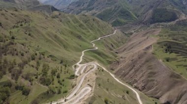 Bir dağ yılanının üzerinden uçmak. Bahar yeşili dağ yamaçları ve dar dağ yolları. Kafkas Dağları