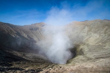 Bromo, Endonezya 'da aktif bir volkandır. Duman volkandan yayılıyor. Bromo-Tengger-Semeru Ulusal Parkı. Java Adası, Endonezya