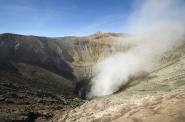 Bromo, Endonezya 'da aktif bir volkandır. Duman volkandan yayılıyor. Bromo-Tengger-Semeru Ulusal Parkı. Java Adası, Endonezya