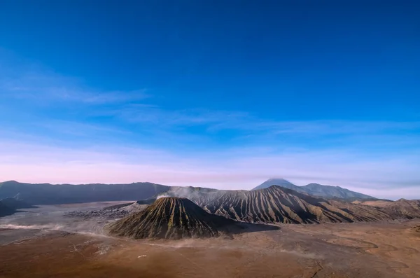 Brocanoes Bromo, Semeru ve BatokVolcano 'da gün doğumu Bromo-Tengger-Semeru Ulusal Parkı' nın bir parçasıdır. Java Adası, Endonezya