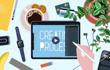 Yukarıdan aşağıya doğru grafik çalışma yeri. Masa üstü manzarası önünde Ux ui tasarımcısı çalışıyor. Tablete kahve, saksıda çiçek akıllı saatler, banka kartları ve grafik kontrolörüyle resim çizmek. Vektör.