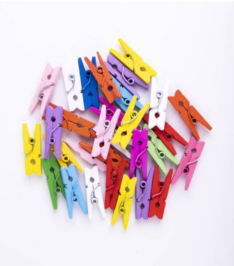 Beyaz arka planda renkli küçük elbise askıları