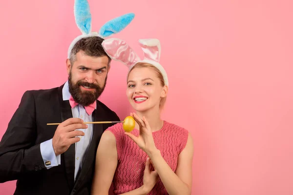 ハッピーイースター 家族はイースターを祝う バニーカップル 幸せな休日 イースターのために卵を描く幸せなカップル 卵を飾る 休日だ 春休み シーズンだ ウサギの耳だ — ストック写真