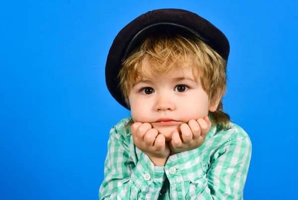 Kleiner Junge Hemd Junge Hält Gesicht Auf Händen Nahaufnahme Porträt — Stockfoto