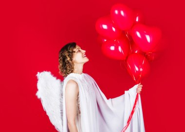 Sevgililer Günü. Balonlu aşk meleği. Beyaz kanatlı bir kadın.