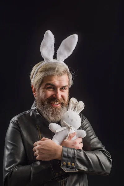 ハッピーイースターの日 笑顔男でウサギの耳とともにぬいぐるみおもちゃ — ストック写真