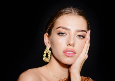 Güzel surat. Moda modeli. Güzel kadın. Moda mücevherler, küpeler..