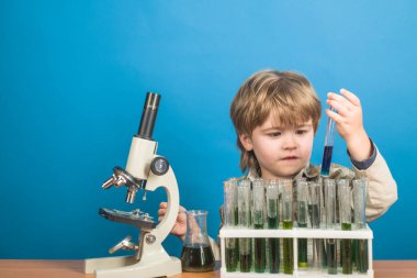 Okulda araştırma ve eğitim. Küçük çocuk bilimsel deneyler yapıyor..