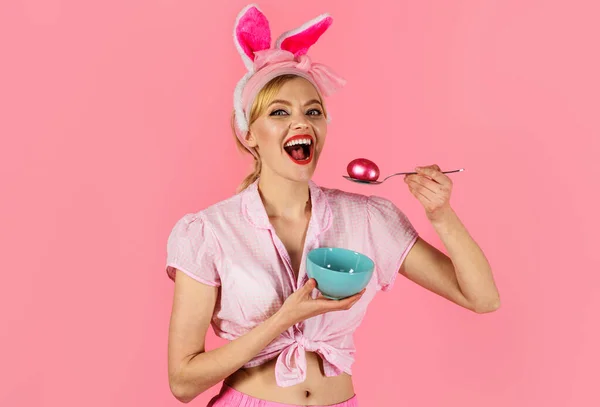 イースターのお祝い。色の卵を持つ女性。うさぎの耳に笑顔の女の子。卵狩り. — ストック写真