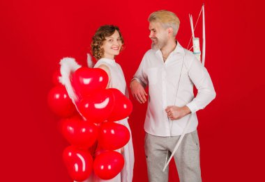 Sevgililer Günü çifti. Kalp şeklinde balonları olan melekler. Sevgililer Günü 'nde aşk tanrısı.