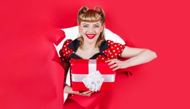 Hediyesi olan mutlu bir kız. Gülümseyen, hediyeli retro kadın.