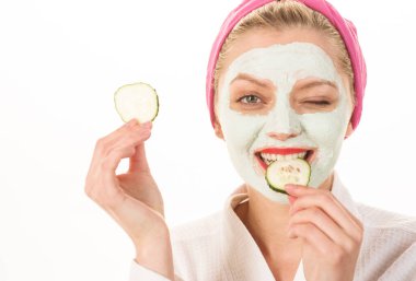 Yüzünde kil maskesi olan kadın. Spa salonu. Salatalıklı kozmetik maske. Doğal güzellik. Mükemmel cilt