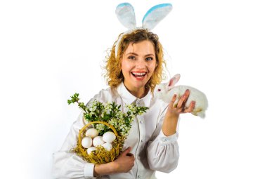 Tavşan kulaklı, sepet yumurtalı ve tavşanlı gülümseyen kadın. Mutlu Paskalyalar. Paskalya 'nın komik duyguları.