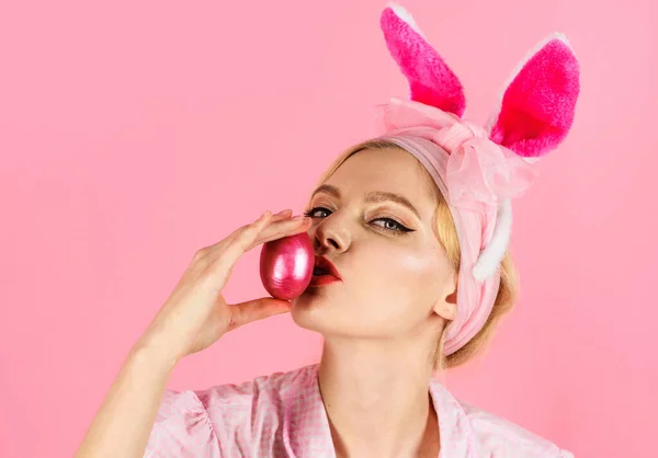 卵を狩る。ウサギの耳を持つ女性はイースターエッグキス。春休み。面白いウサギの女の子. — ストック写真