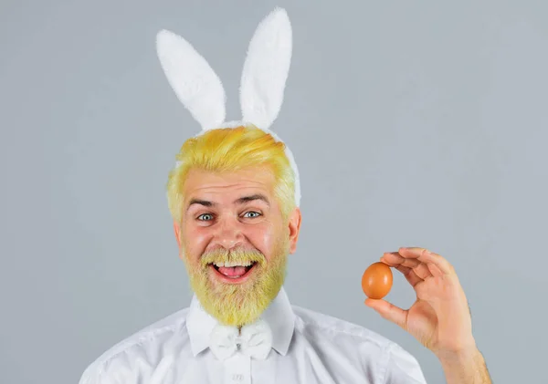 イースターエッグのウサギの耳を持つ幸せな男。ウサギの耳の男。卵狩り。春休み. — ストック写真
