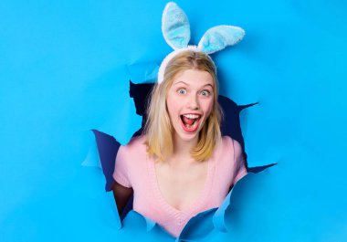 Paskalya günü kutlaması. Tavşan kulaklı komik kız. Tavşan kulaklı mutlu kadın.