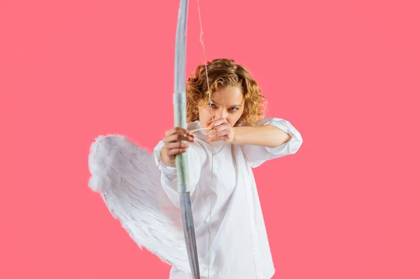 Valentines Day. Angel girl with arrows and bow. Cupid woman with white wings. — Stock Photo, Image