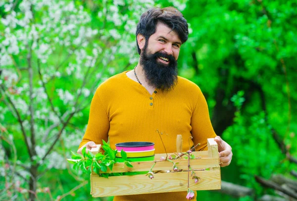 春の農業。農家は庭で働いています。箱付きの農家。植え付けの準備をしている髭の男. — ストック写真