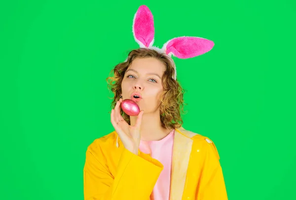 イースターエッグのウサギの耳を持つ女性。うさぎちゃん。ハッピーイースター。春の時間だ。卵狩り。春休み. — ストック写真
