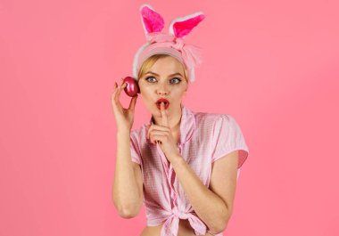 Mutlu Paskalyalar. Tavşan kulaklı komik tavşan kadın. Paskalya yumurtası.