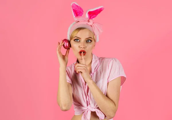 Happy Easter. Funny bunny woman with rabbit ears. Easters egg. — Stock Photo, Image