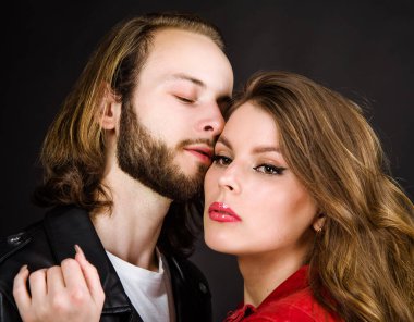 İlişkiler. Aşık çift. Kadın ve erkek yakın çekim. Şehvetli bir çift. Romantik ve aşk.