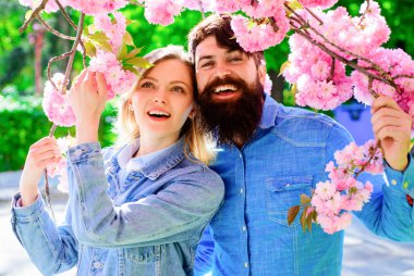 Mutlu çift, sakura çiçeği sezonunun tadını çıkarıyor. Aile baharda çiçek açan bahçede vakit geçirir..