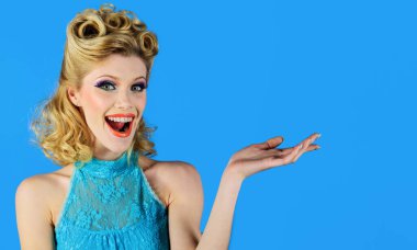 Elleri açık gülümseyen bir kadın, metin ya da ürün için fotokopi alanı var. Parlak makyajlı, eski moda saçlı bir kadın model..