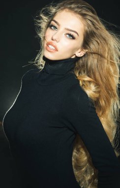 Saç bakımı. Uzun sarı saçlı, güzel bir manken. Moda kadını saç stili.