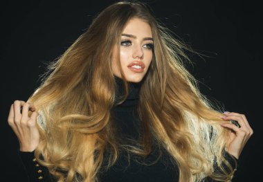 Muhteşem saçlı, şehvetli sarışın manken. Sağlıklı, uzun saçlı, mükemmel makyajlı seksi bir kadın. Moda kadını saç stili.