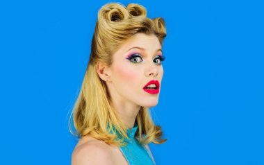 Modayı takip eden makyajlı bir kız. Moda saçlı poster kadını. Klasik tarzda güzel bir kız. Eski moda..