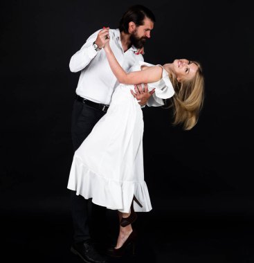 Dans, Salsa, Tango. Genç, zarif tango dansçıları. Dans eden çift valsi. Balo Salonu.