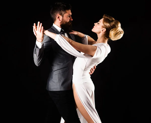 커플 춤이요. 발 룸 춤. 춤, 살사, 탱고, 월 츠. 부드러운 열정을 가진 부부. — 스톡 사진