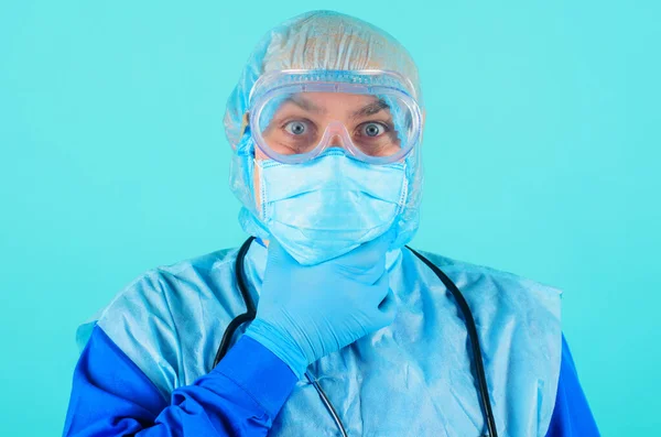 Sağlık ve tıp konsepti. Tıbbi maskeli, şapkalı ve koruyucu gözlüklü bir doktor. Hastane çalışanı. Coronavirus. Covid 19. — Stok fotoğraf