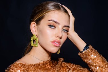 Güzel model kız. Temiz ciltli, şehvetli bir kadın. Güzellik, moda makyajı, kozmetik.