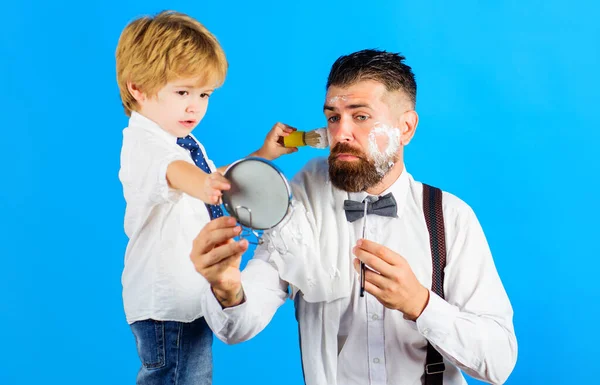 Tempo de família. Dia dos pais. Filho e pai barbeando barba. Assistente do pai. Pequeno barbeiro. Barbearia. — Fotografia de Stock