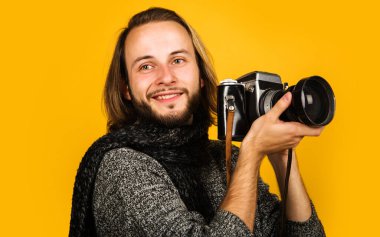 Fotomuhabir. Fotoğraf makineli sakallı adam. Retro Vintage kameralı şık fotoğrafçı.