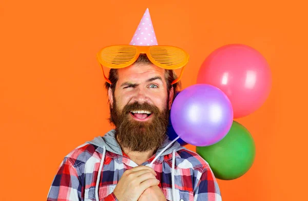 Feliz aniversário. Homem barbudo feliz com balões e óculos de festa. Feriados e celebração. — Fotografia de Stock