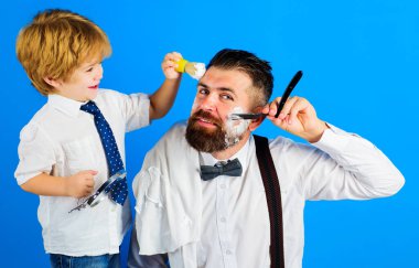 Babalar Günü. Babamın asistanıyım. Oğlu ve babası sakallarını tıraş ediyor. Sakal bakımı. Küçük berber. Berber dükkanı konsepti.