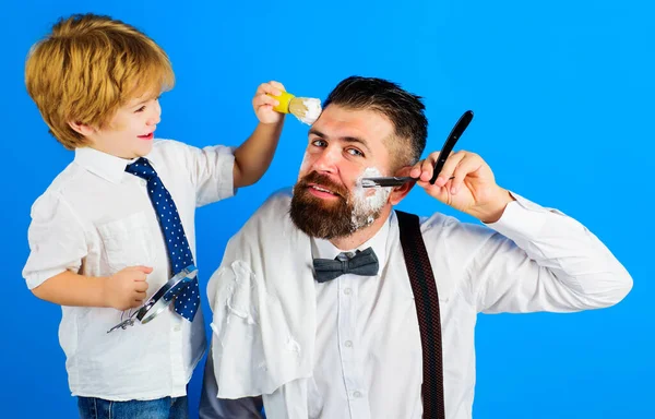 Dia dos pais. Assistente do pai. Filho e pai barbeando barba. Cuidado com a barba. Pequeno barbeiro. Conceito de barbearia. — Fotografia de Stock