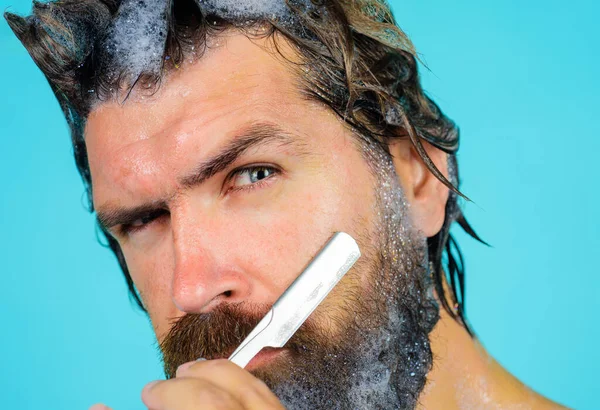 Bartpflege. Bärtiger Mann rasiert sich mit Rasiermesser. Friseurladen. Nahaufnahme Porträt des rasierenden Mannes. — Stockfoto
