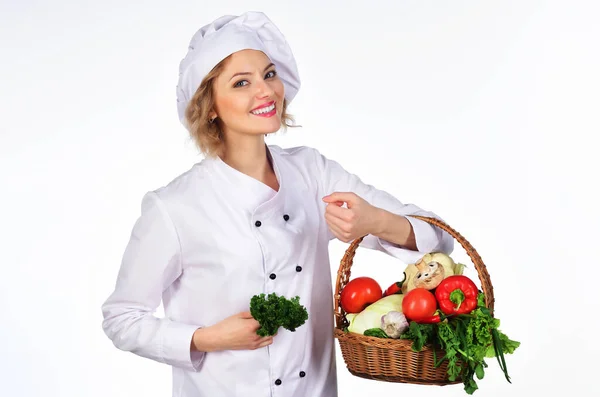 Chef mujer sonriente con canasta de verduras. Cocinero profesional con cesta de verduras frescas. Concepto de alimentos ecológicos. —  Fotos de Stock