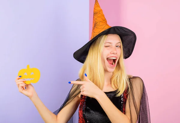 Joyeux Halloween. Winking femme avec citrouille en papier. Trucs ou friandises. 31 octobre. — Photo